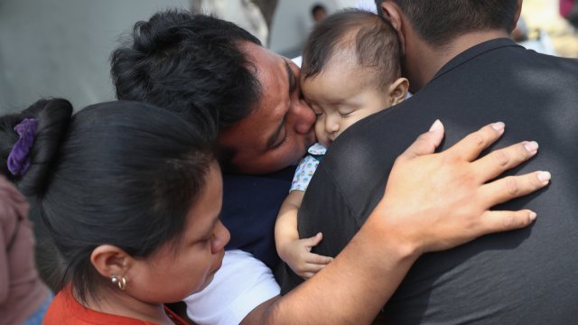Guatemalan deportee kisses his daughter