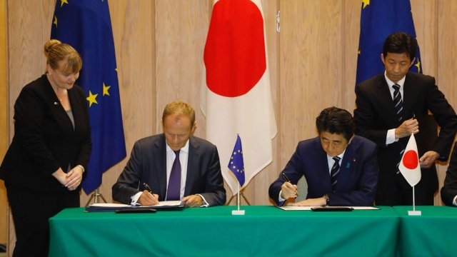 European Council President Donald Tusk and Japanese Prime Minister Shinzo Abe signing trade deal