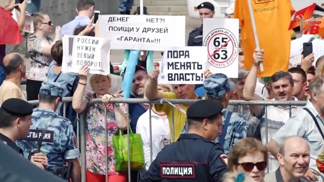 People protesting Russian government proposal to raise retirement age