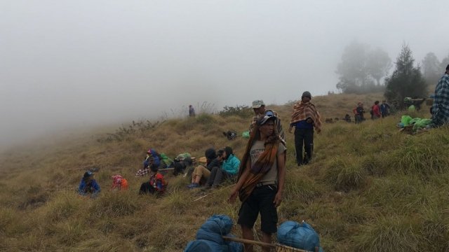 People stuck on mountain in Indonesia after earthquake