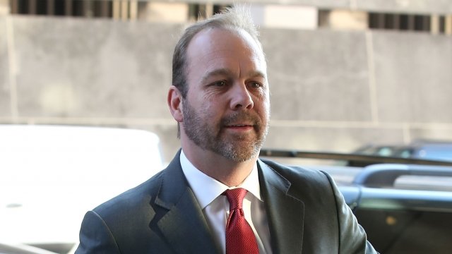 Rick Gates outside of a courtroom