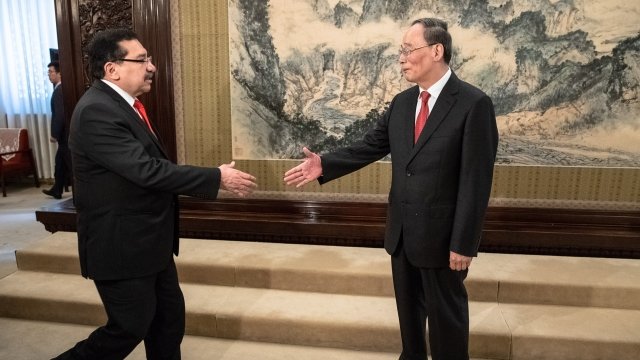 Chinese Vice President meets El Salvador politician