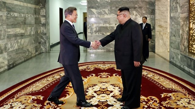 Kim Jong-un shaking hands with Moon Jae-in