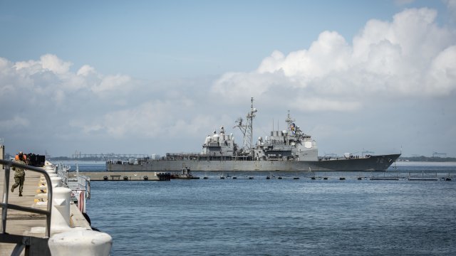 The guided-missile destroyer USS Mahan (DDG 72) departs Naval Station Norfolk in preparation for Hurricane Florence.