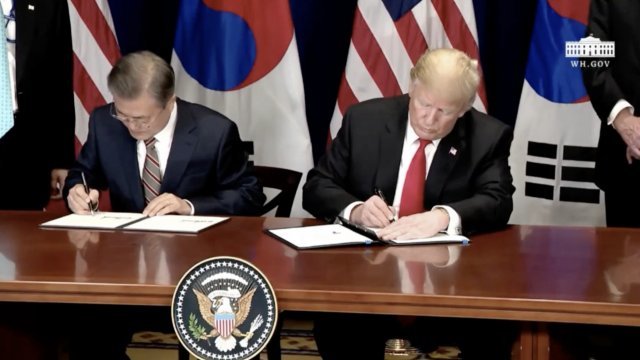 Moon Jae-in and Donald Trump sign a trade deal