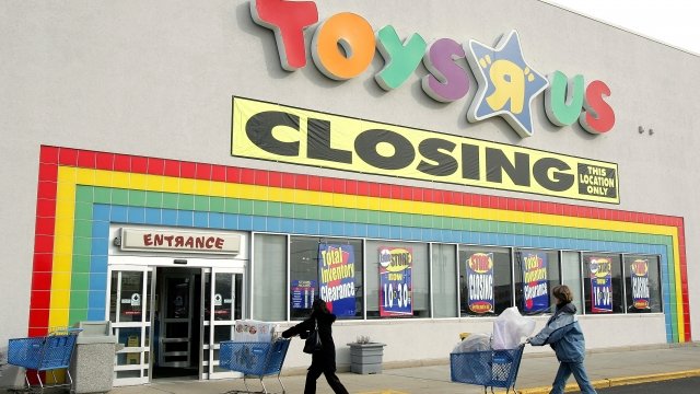 Shoppers go into a closing Toys R Us location in Illinois in 2006
