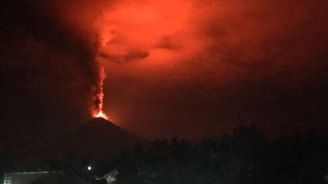 Mount Soputan eruption