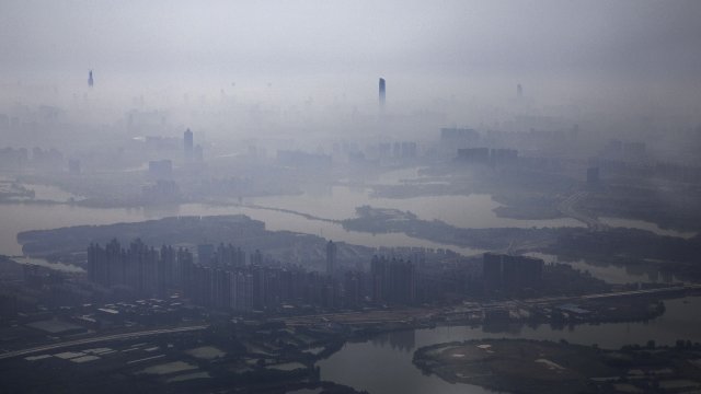 Air pollution and fog in Wuhan, China