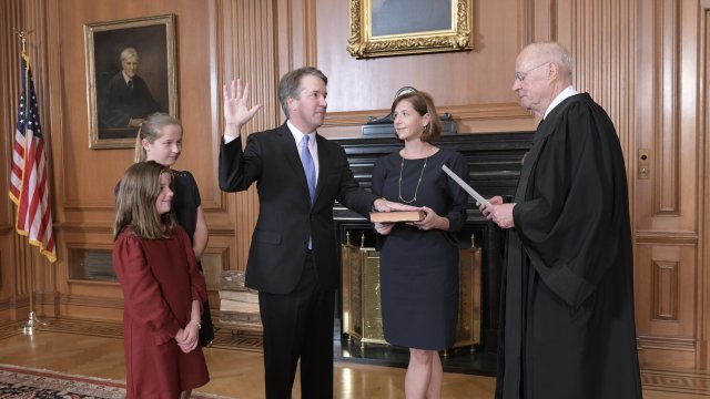 Anthony Kennedy administers the Judicial Oath to Brett Kavanaugh