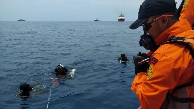 Divers search for survivors after Indonesian plane crashed
