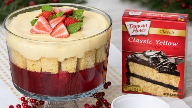 A box of Duncan Hines cake mix and a dessert
