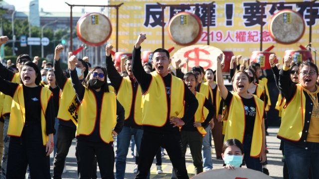 Protesters demand lower taxes in Taiwan