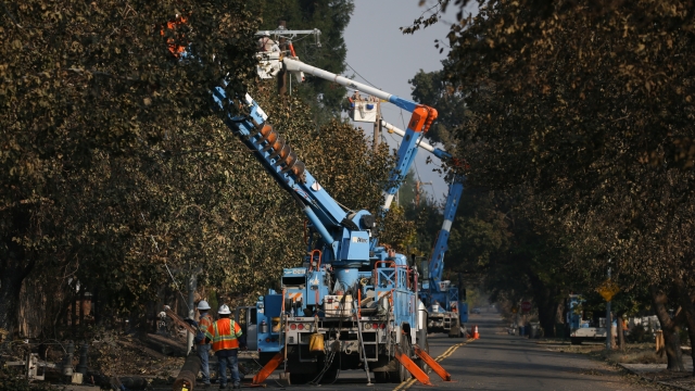PG&E workers repair power lines