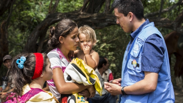 Venezuelan woman talks with UNHCR official