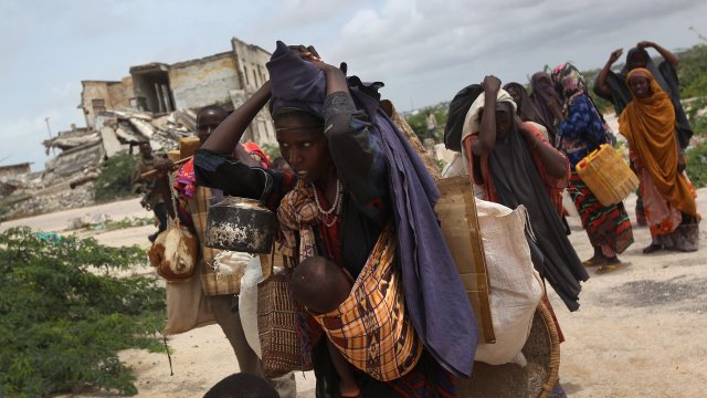 A Somali family walks to refugee camp