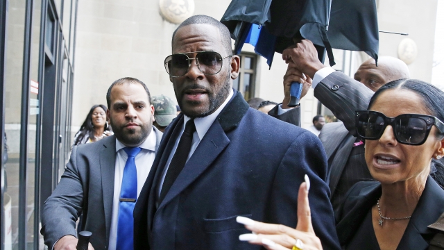 R. Kelly walking into Chicago's Leighton Criminal Court building