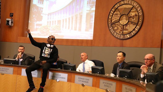 Stevante Clark, brother of Stephon Clark, disrupts special city council meeting at Sacramento City Hall