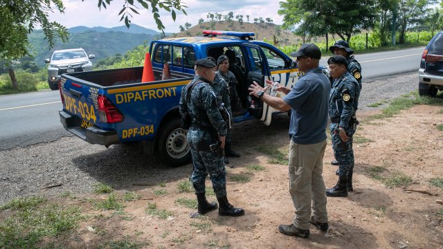 A U.S. DHS advisor instructs Guatemalan border police at a temporary checkpoint on August 27, 2019