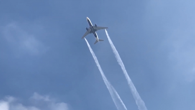 Delta aircraft releasing fuel midair