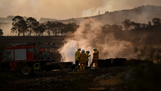 Fire crews contain Nov. blaze near Canberra, Australia.