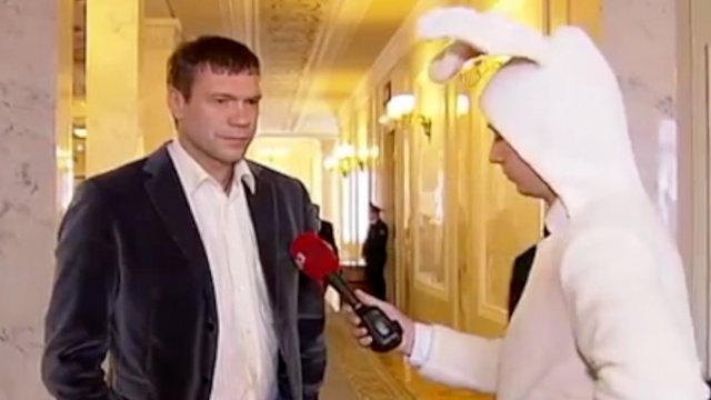 Roman Vintoniv questions a Ukrainian politician
