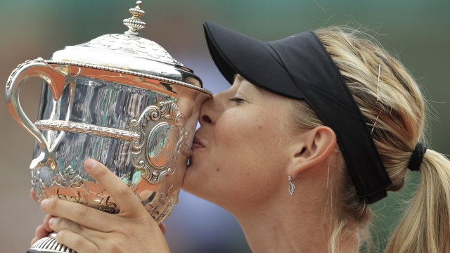 Maria Sharapova kissing a trophy