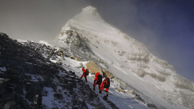 Chinese surveying team scales Mount Everest