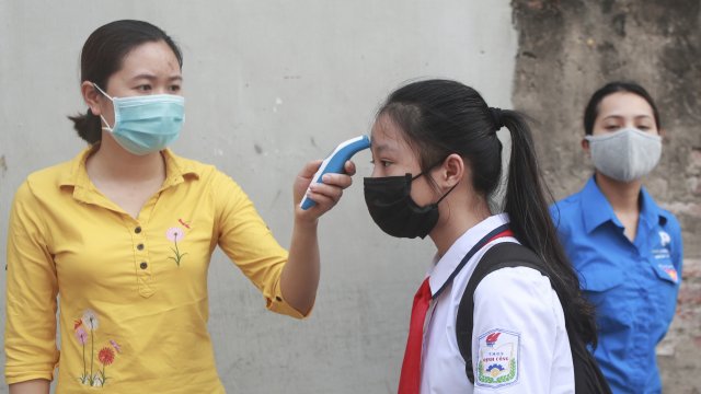 Vietnamese students have temperatures taken