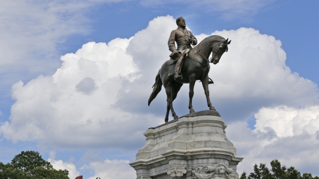 the Confederate General Robert E. Lee statue that stands in the middle of a traffic circle on Monument Avenue in Richmond, Va