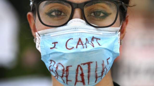 Protester wears a surgical mask that says "I can't breathe"
