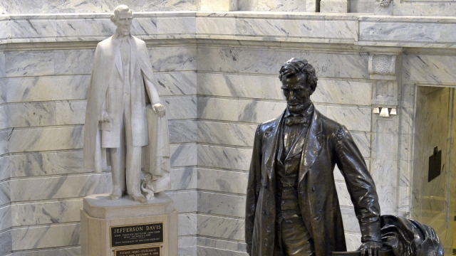 Statues of Jefferson Davis and Abraham Lincoln in Kentucky Capitol