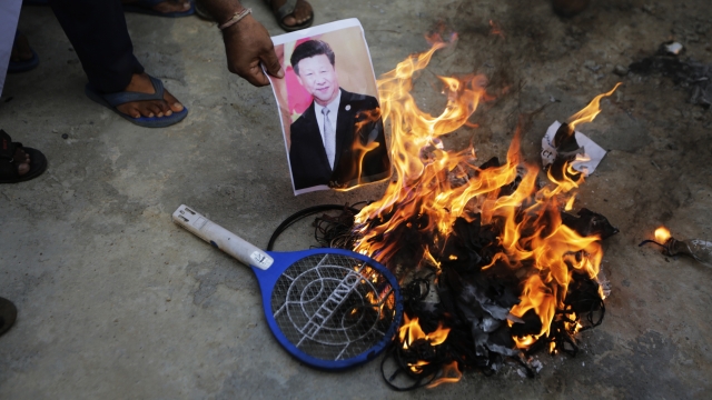 Indian protesters burn photo of Chinese president