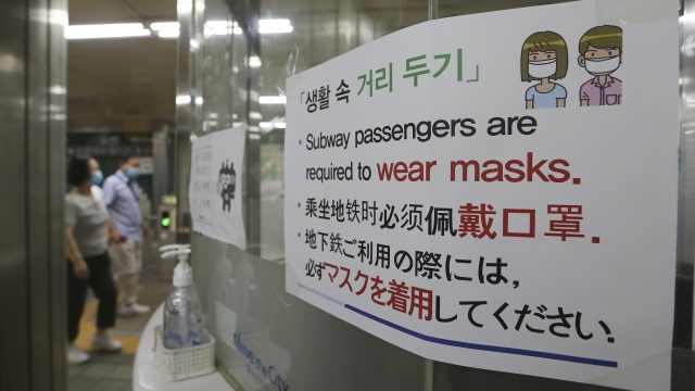 Sign asks passengers to wear masks on subway