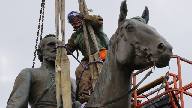 Crews removing statue of Stonewall Jackson