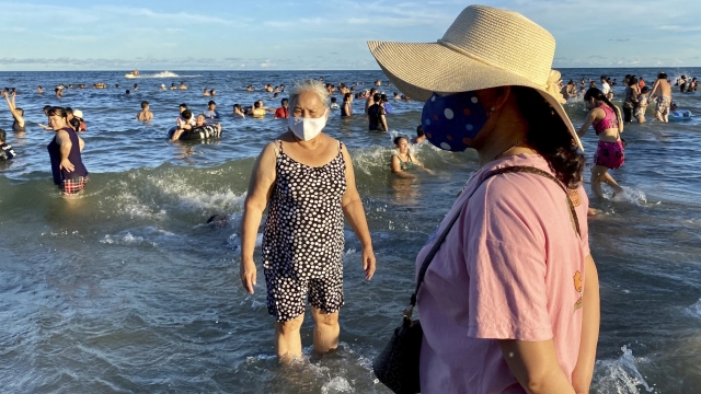 Tourists in Vietnam wearing masks