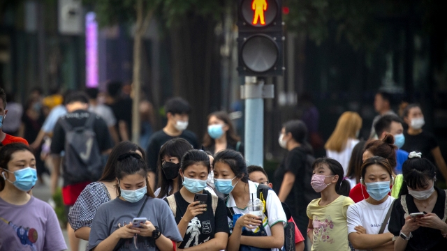 People in China wearing masks while waiting for a stoplight