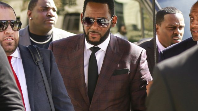 R. Kelly, center, arrives at the Leighton Criminal Court building for an arraignment on sex-related felonies in Chicago