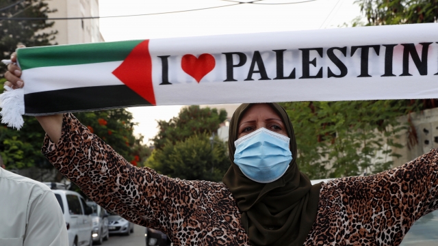 A Palestinian woman in Gaza protests against the normalization of ties between Israel, Bahran and the United Arab Emirates