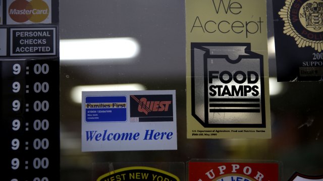 "We accept food stamps" sign