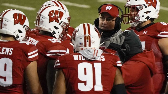 Wisconsin head coach Paul Chryst talks to his players