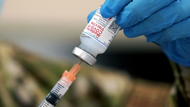 Mississippi Air Guard Tech. Sgt. Exstrella Smith withdraws a dose of Moderna's COVID-19 vaccine.