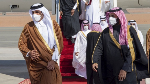 Saudi Arabia's Crown Prince Mohammed bin Salman walks alongside Qatar's Emir Sheikh Tamim bin Hamad al-Thani