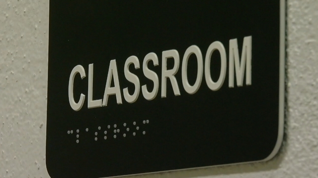 A sign shows where the classroom is.