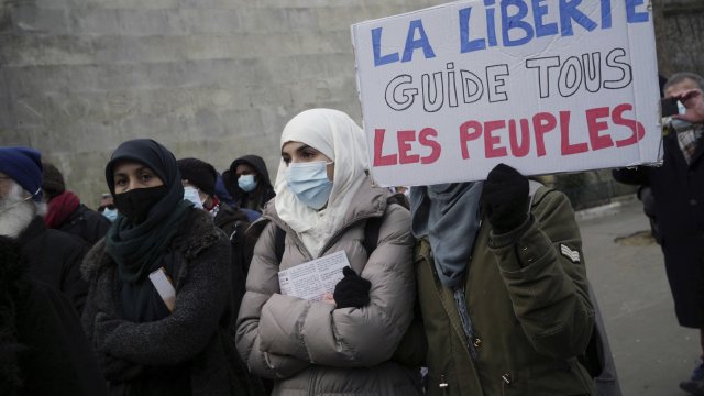 French women protest bill