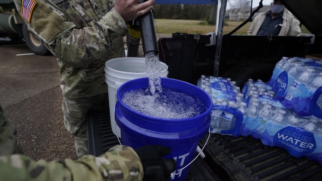 Mississippi Army National Guard distribute water.