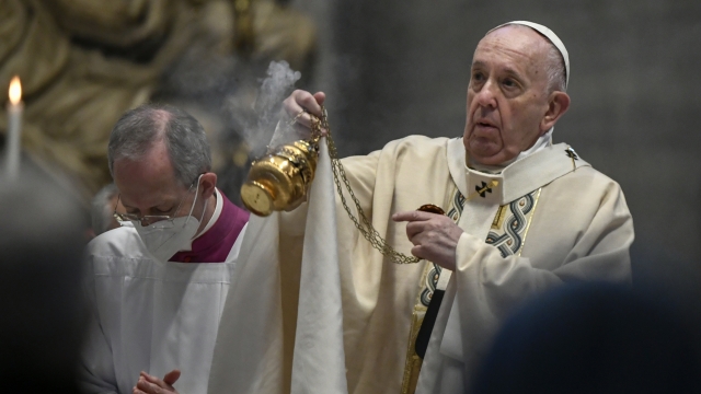 Pope Francis blesses attendees at Easter mass
