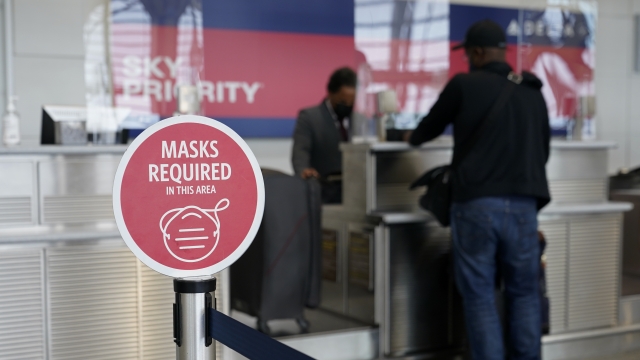 A sign advising that face masks are required inside an airport.