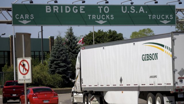 Cars enter United States from Canada