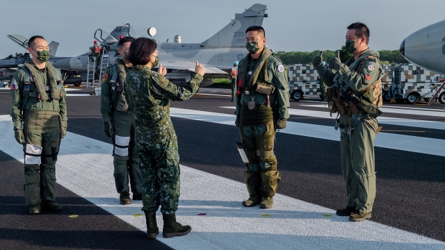 Taiwanese President Tsai Ing-wen with military personnel