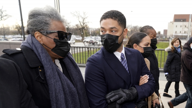 Actor Jussie Smollett looks back at his mother as they arrive at the Leighton Criminal Courthouse.